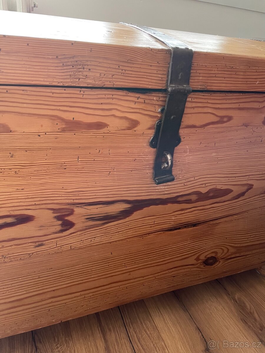 Dřevěná truhla s kováním české výroby - 2