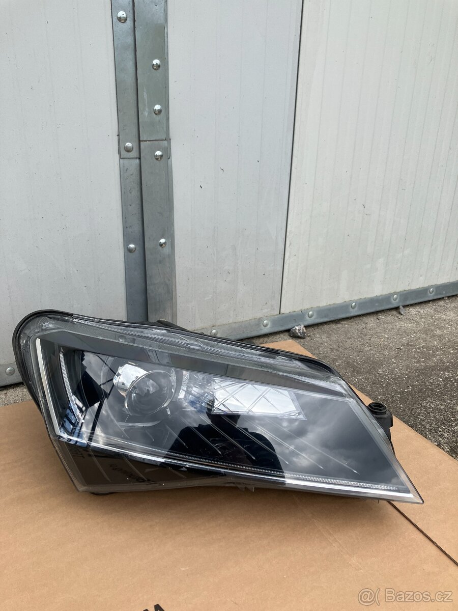 xenon xenon svetlo skoda superb iii 3 pravy B - 2
