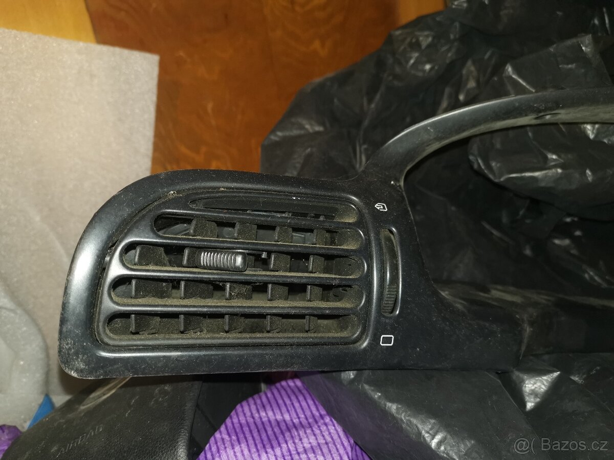 Peugeot 406 rámeček s výdechy kolem budíků - 2