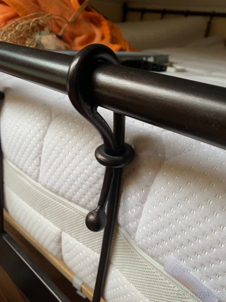 Postel , pevná kovová konstrukce - 2