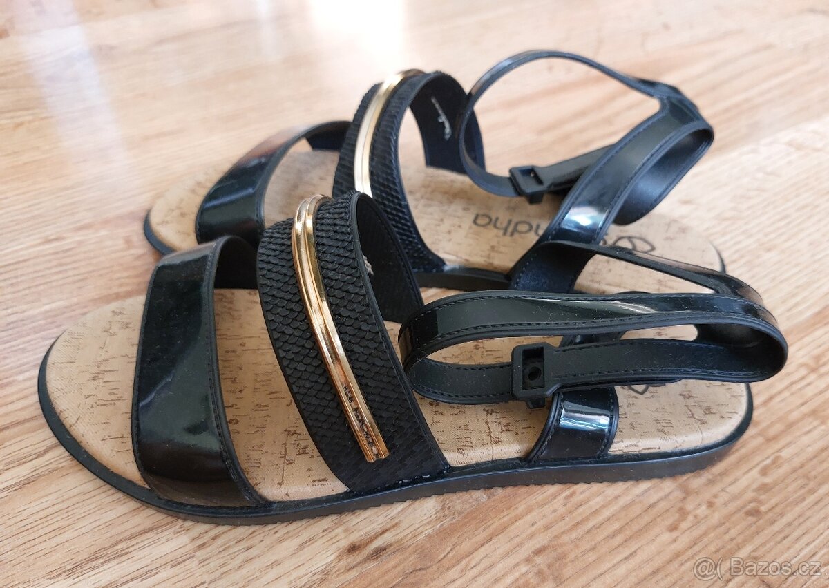 NOVÉ Dívčí sandále velikost 35/36 - 2