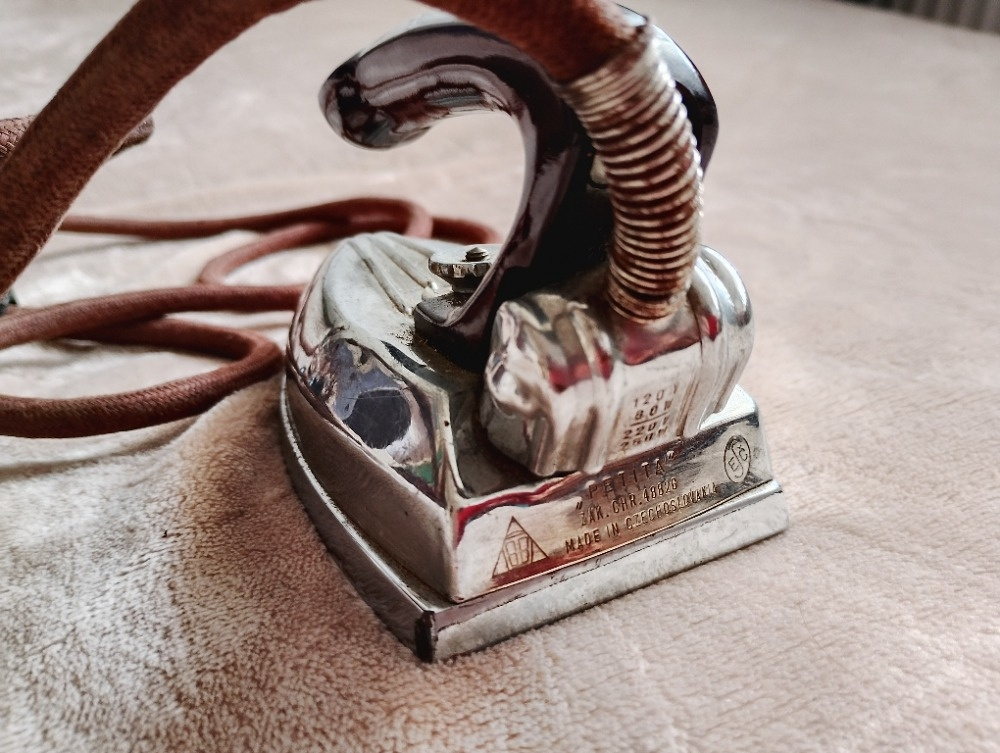 Starožitná žehlička Petita - 2