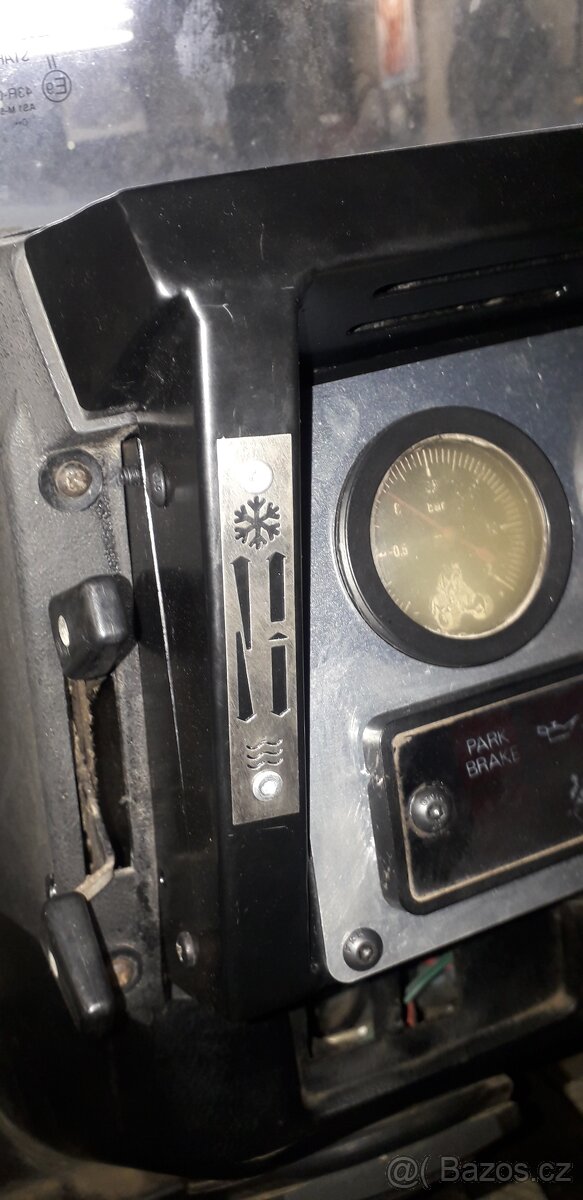 Land Rover Defender - 2