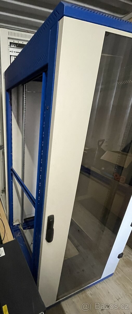 Datový rozvaděč (rack) 37U zn. Schrack - 2