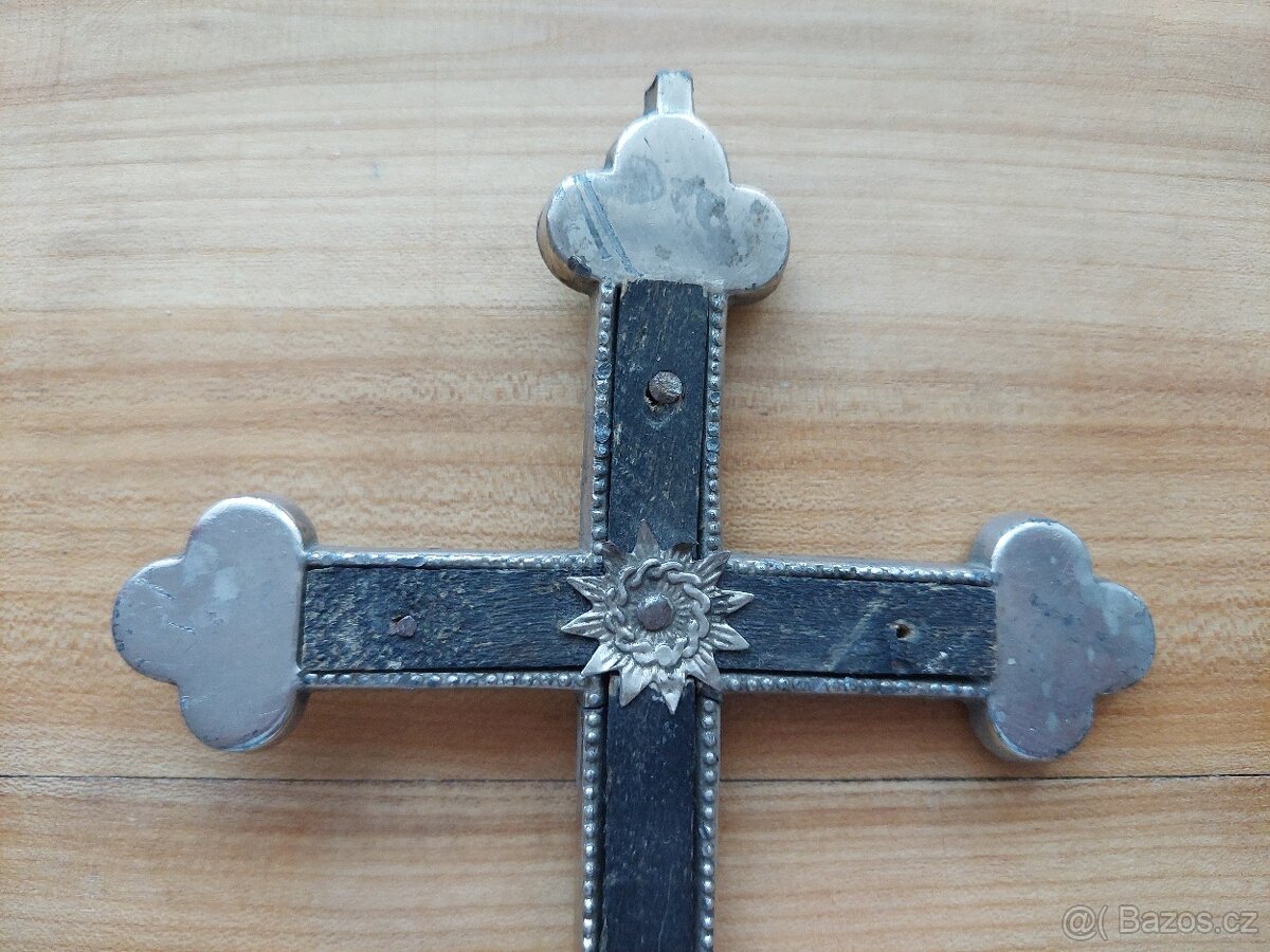 Starožitný krucifix, kovový křížek s dřevěnou intarzií SLEVA - 2