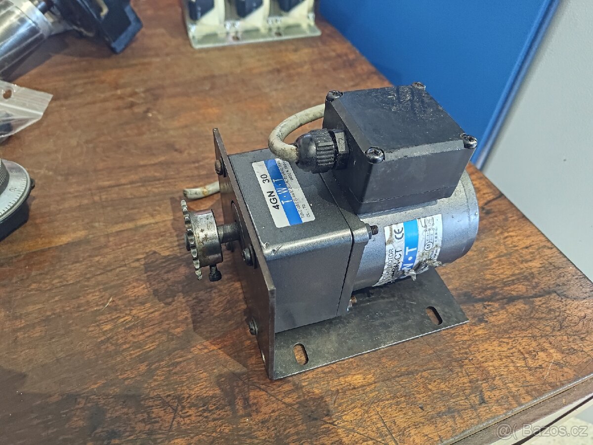 Malý elektromotor s převodovkou - 2