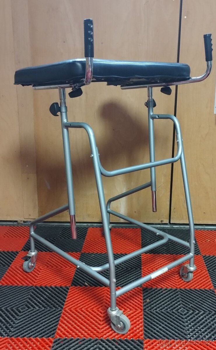 Chodítko s opěrnou deskou. - 2