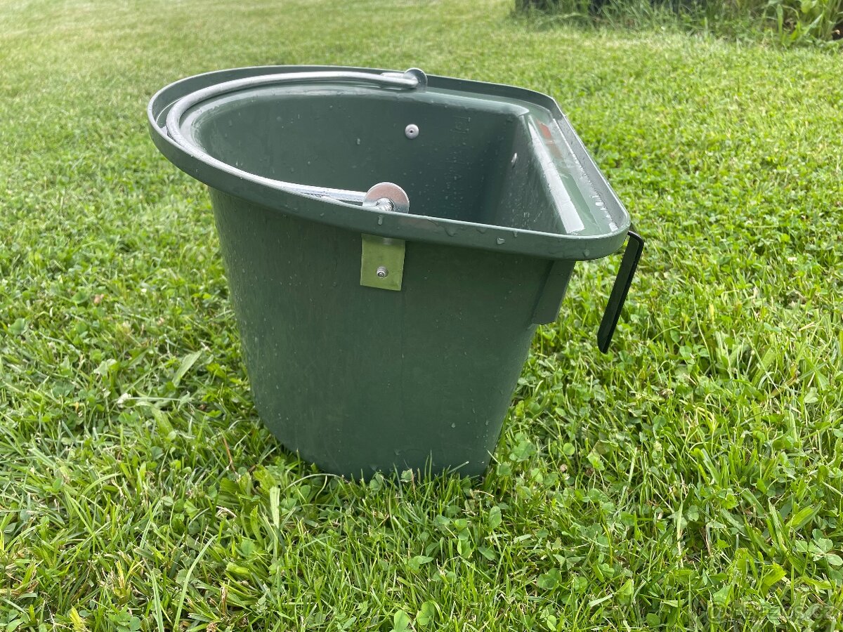 Stájové vědro závěsné - 2