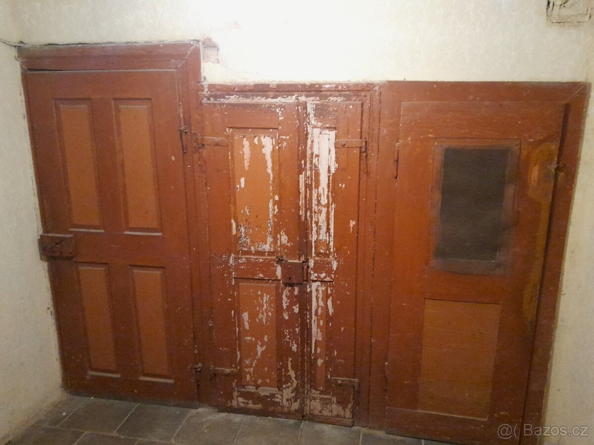 Soubor starožitných dřevěných dveří s futry - 2