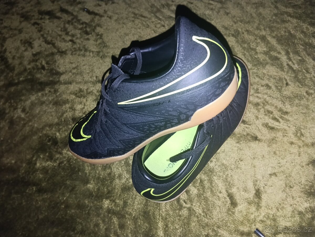 Chlapecké kopačky, sálovky. - 2