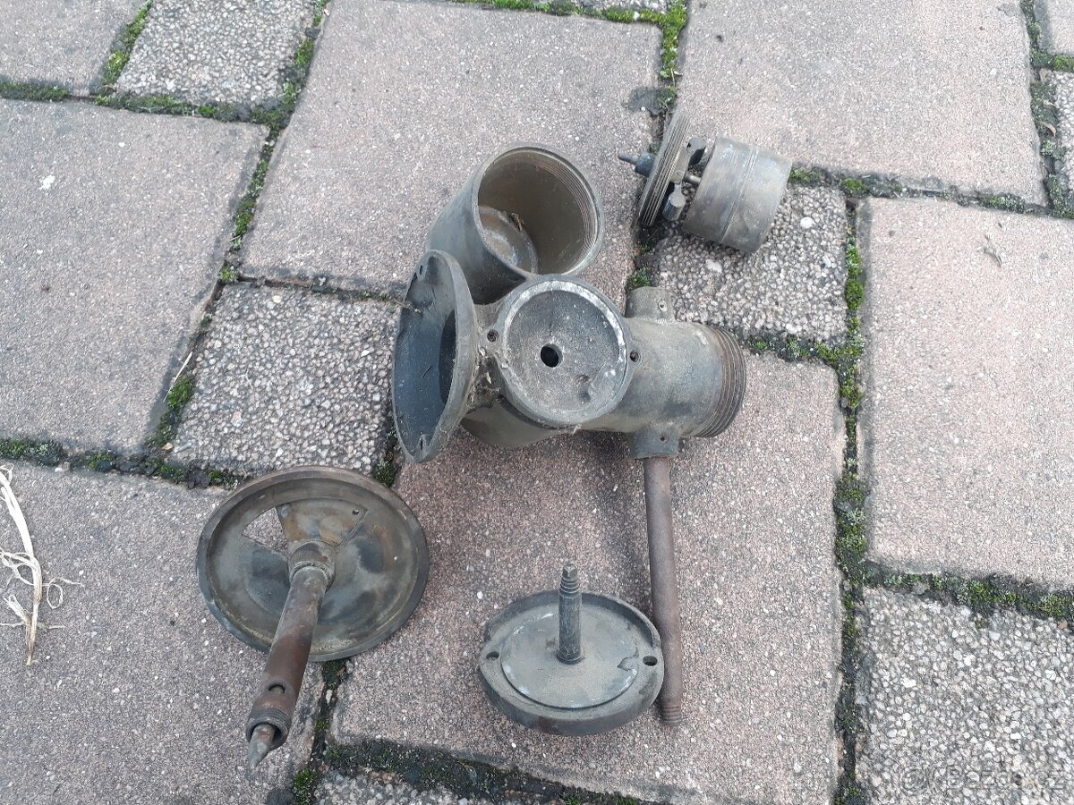 Mosazný karburátor a maznice - 2