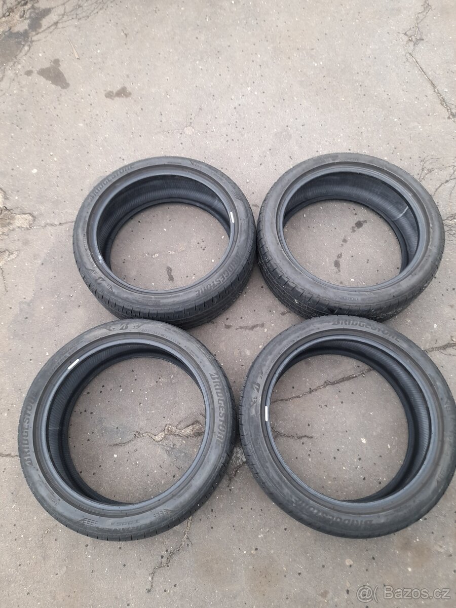 225/45R19 - 2