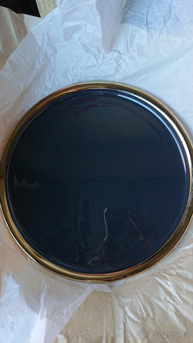 Zlatý, kovový odkládací stolek. - 2