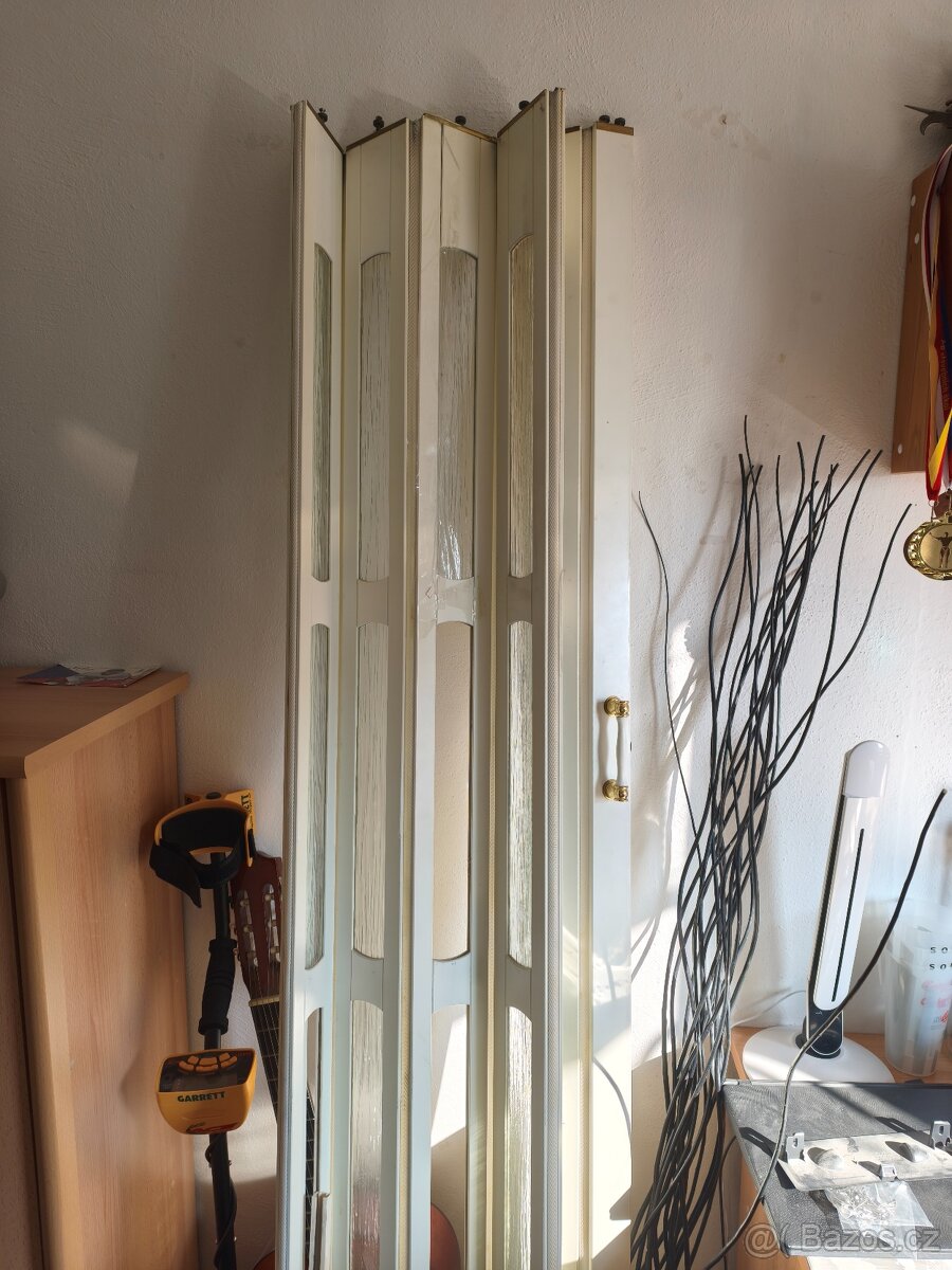 Dřevěné prosklené shrnovací dveře 70 - 2