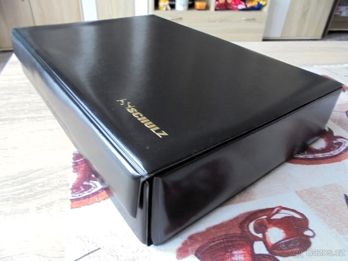 Kufřík a zásuvky na mince. - 2