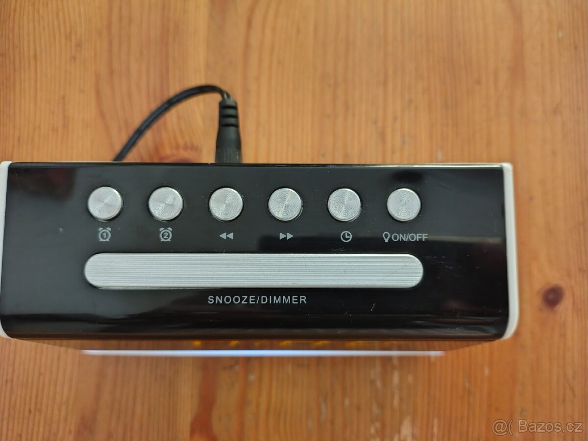 Budík s nočním světlem a USB nabíječkou - 2