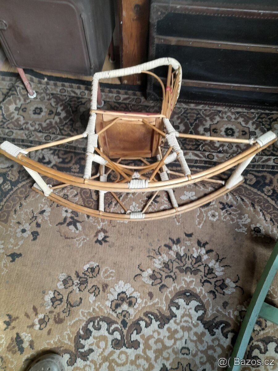 Staré dětské houpací křeslo - 2