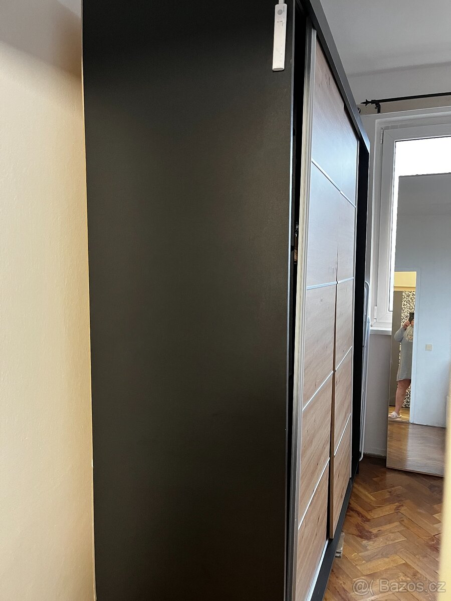 Velká šatní skříň se zrcadlem - 2
