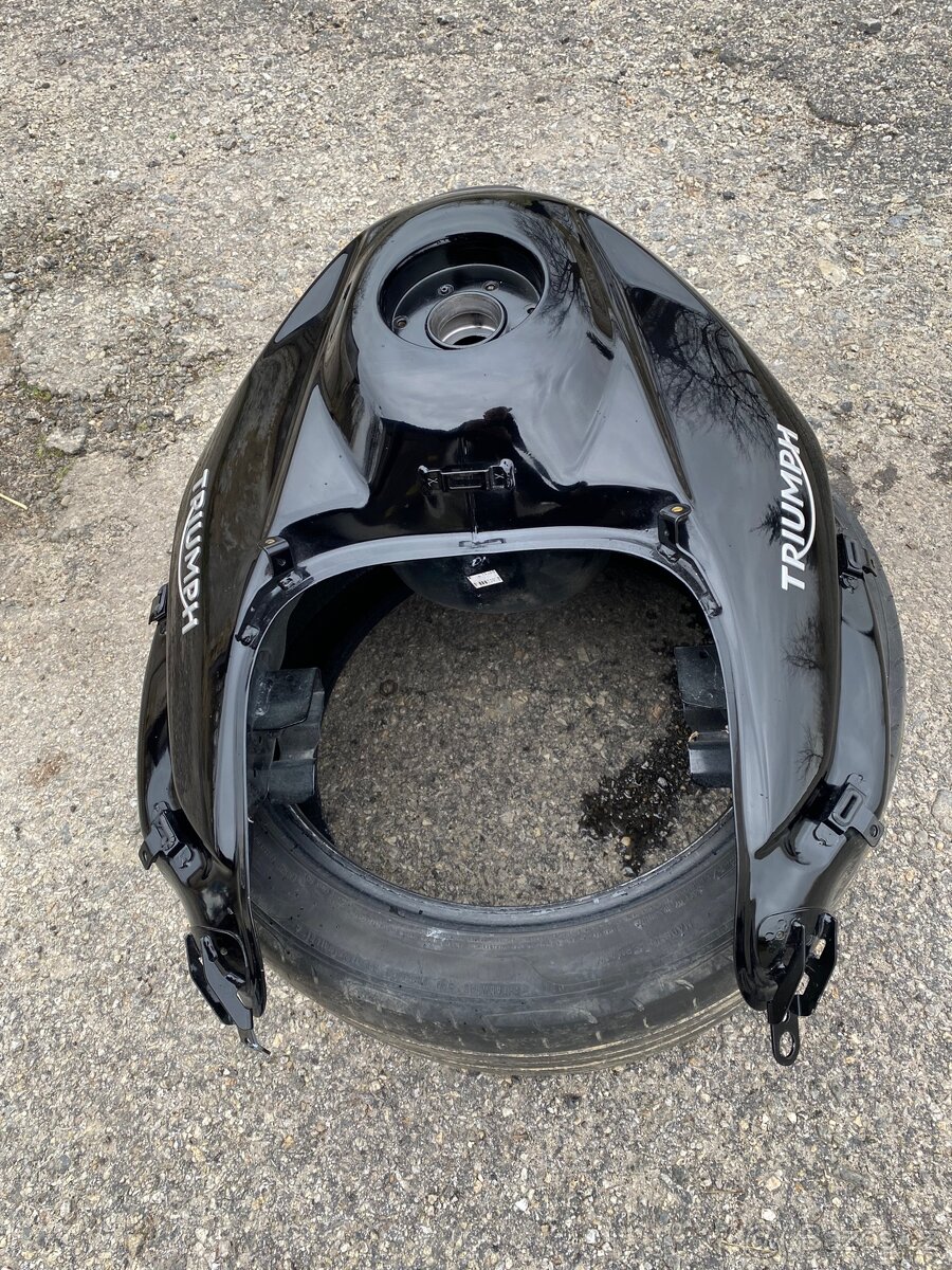 Triumph Tiger 800 nádrž - 2