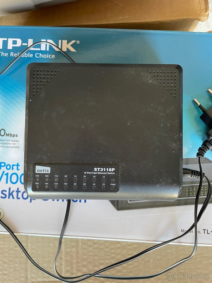 2x Switch, každý 16 portů - 2