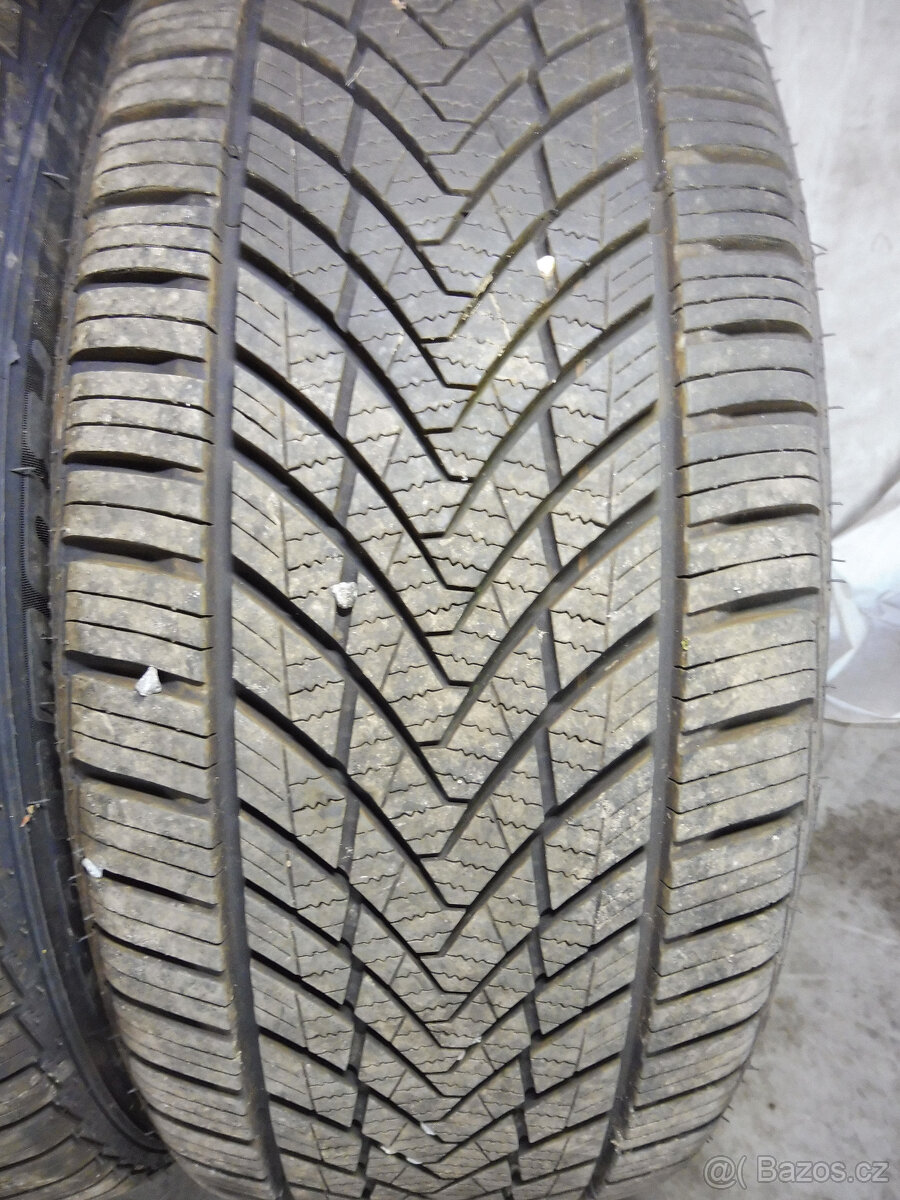Prodám 4 ZIMNÍ/celorok. pneu TRACMAX 215/45/R17 rv:2024 - 2