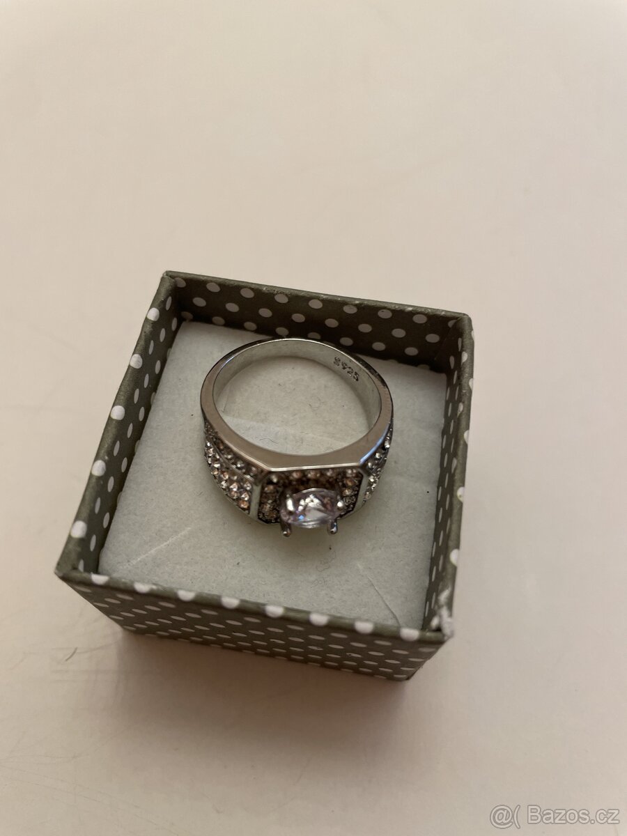 Postříbřený prstýnek s kameny - 2