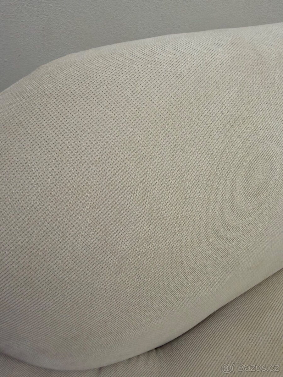 Designová 2místná pohovka – téměř nová - 2