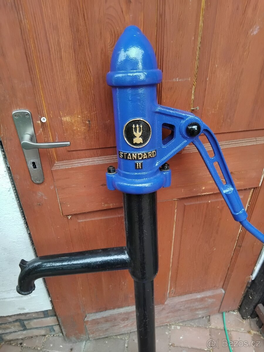 stará litinová pumpa - 2