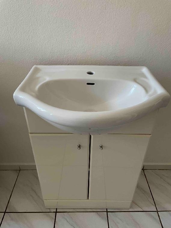 Koupelnová skříňka s umyvadlem - 2