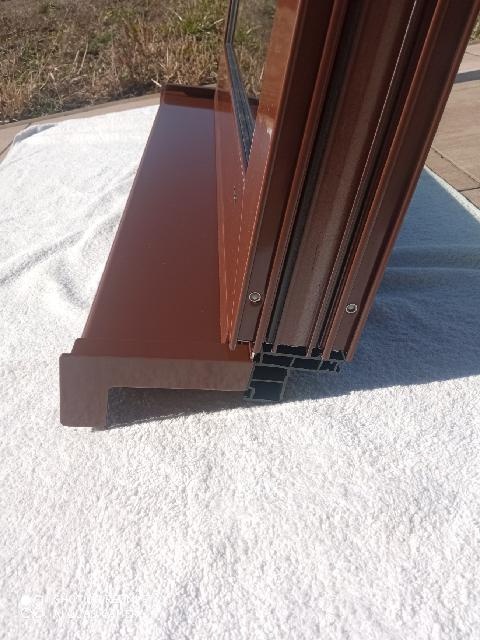 Hliníková pevná okna s parapety-hnědé 2ks profil Wicona NOVÉ - 2