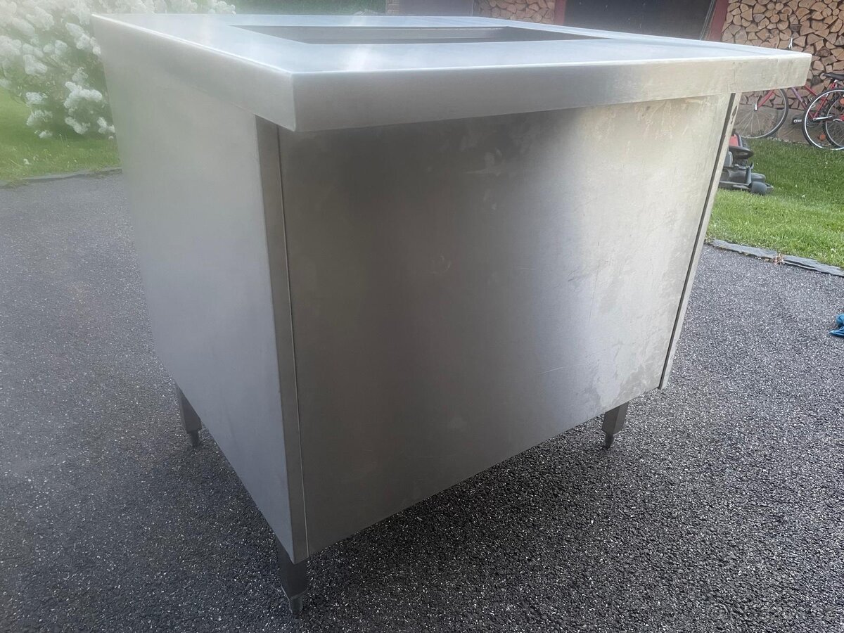 Nerezový stul s podavačem kelímků - 2