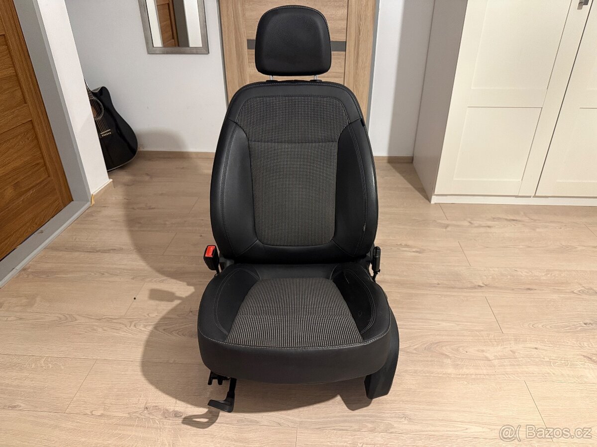 Opel Astra J - řidičova sedačka - 2