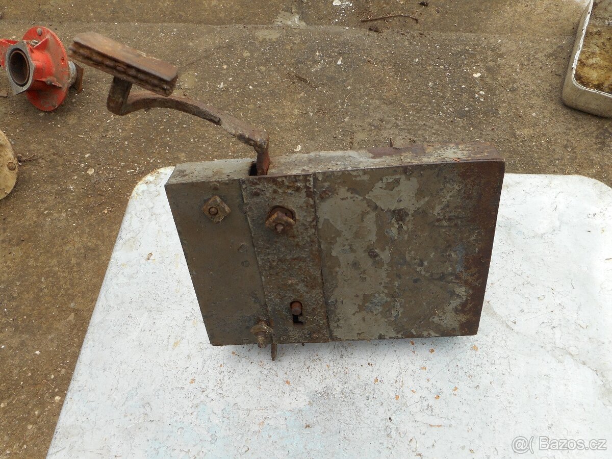 zámek s klíčem starý velký - 2