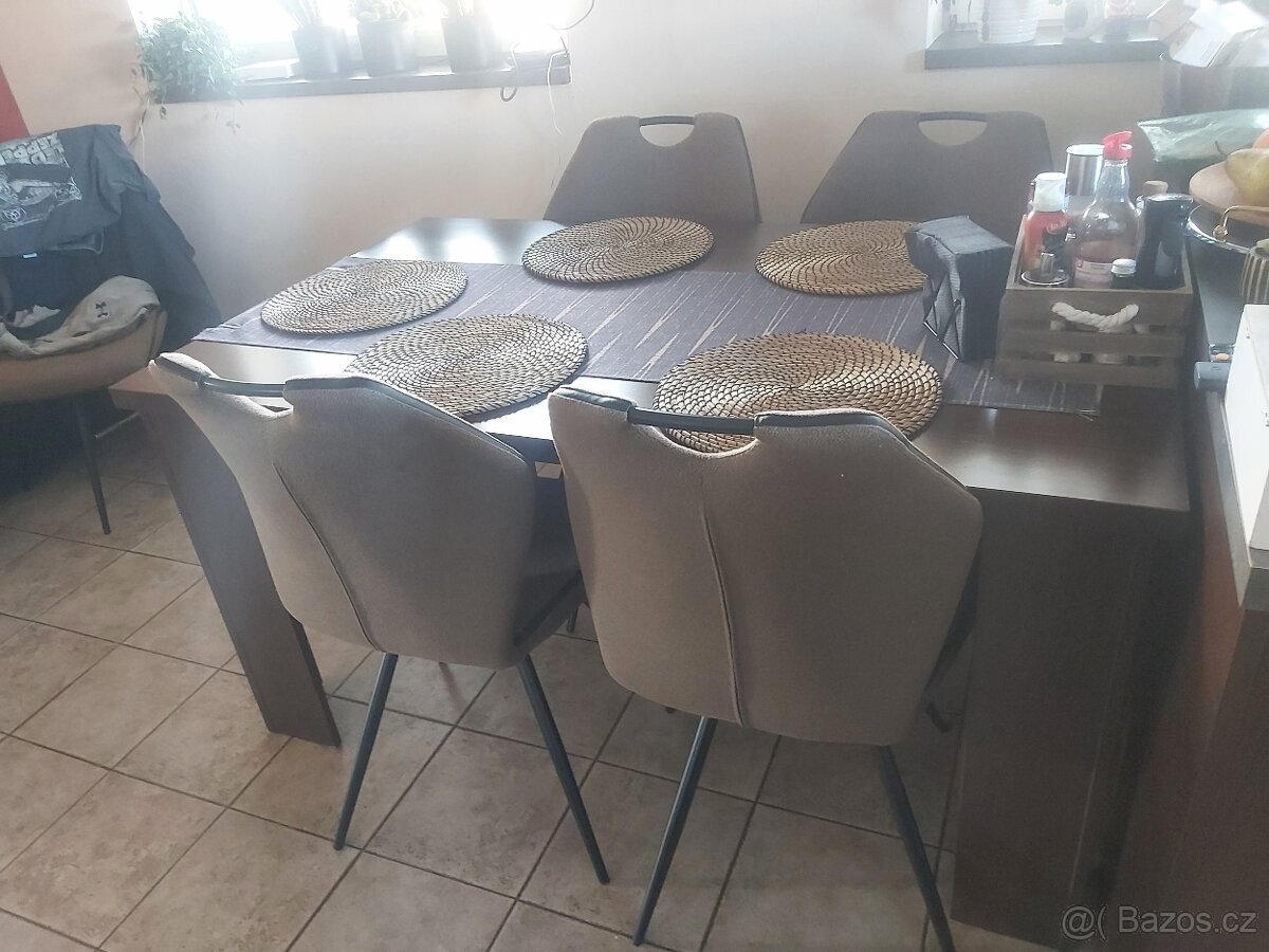 Zachovalý jídelní stůl - 2