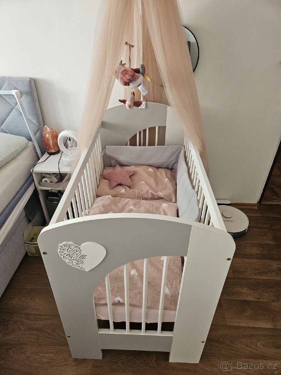 Dětská postýlka a přebalovací pult - 2