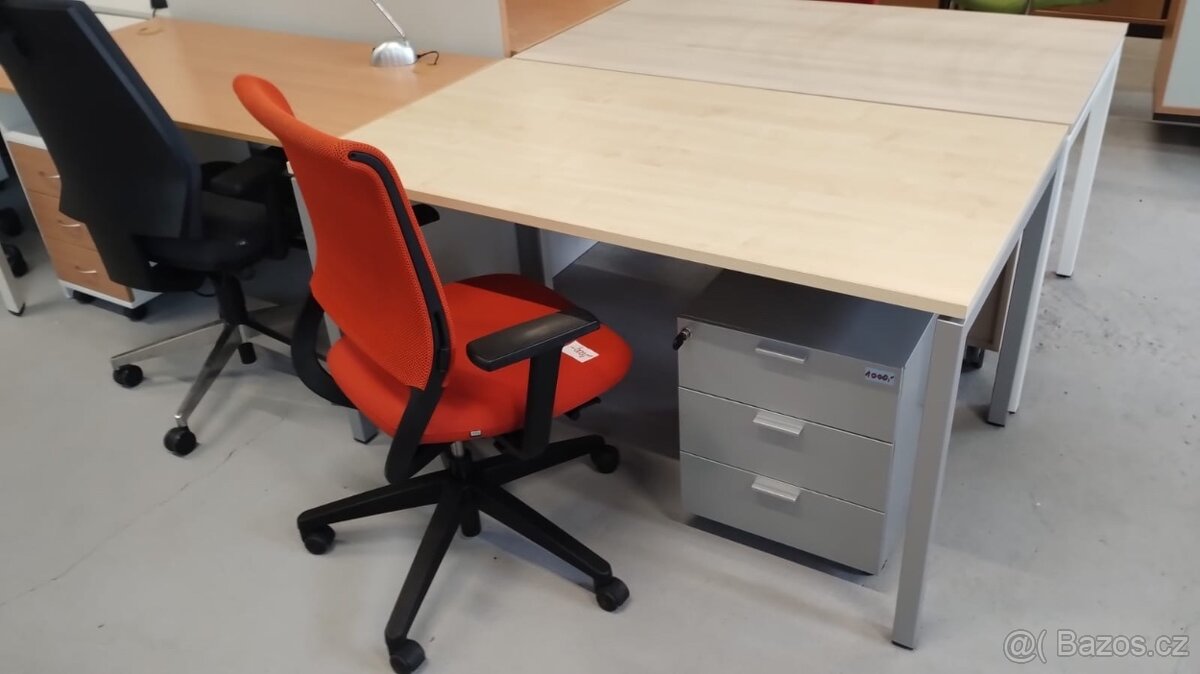 Kancelářský stůl a kontejner - 2