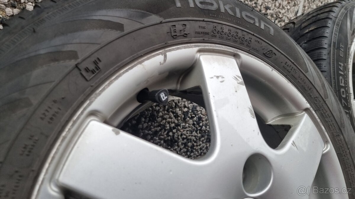 Kola Toyota + zimní pneu 165/70r14 - 2