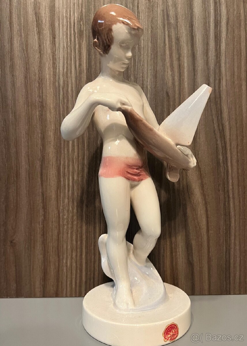 Soška Chlapec s lodičkou
- 2