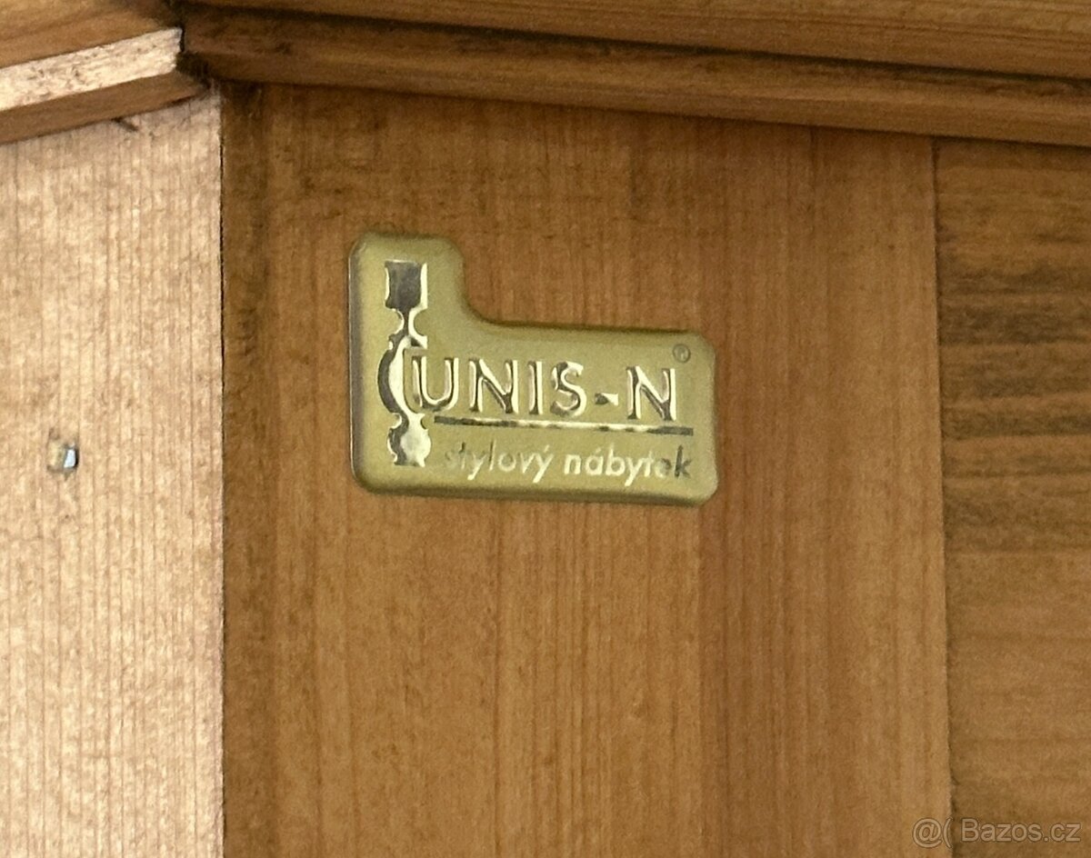 Rohová vitrína zn. UNIS-N - masiv - 2