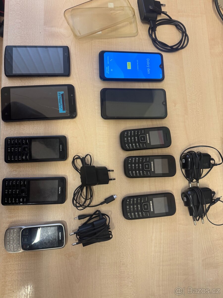 Mix mobilních telefonů (funkční / nefunkční / tlačítkové) - 2