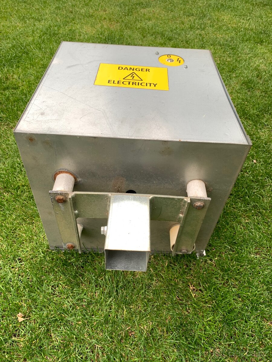 Schránka na zdroj ohradníku - 2