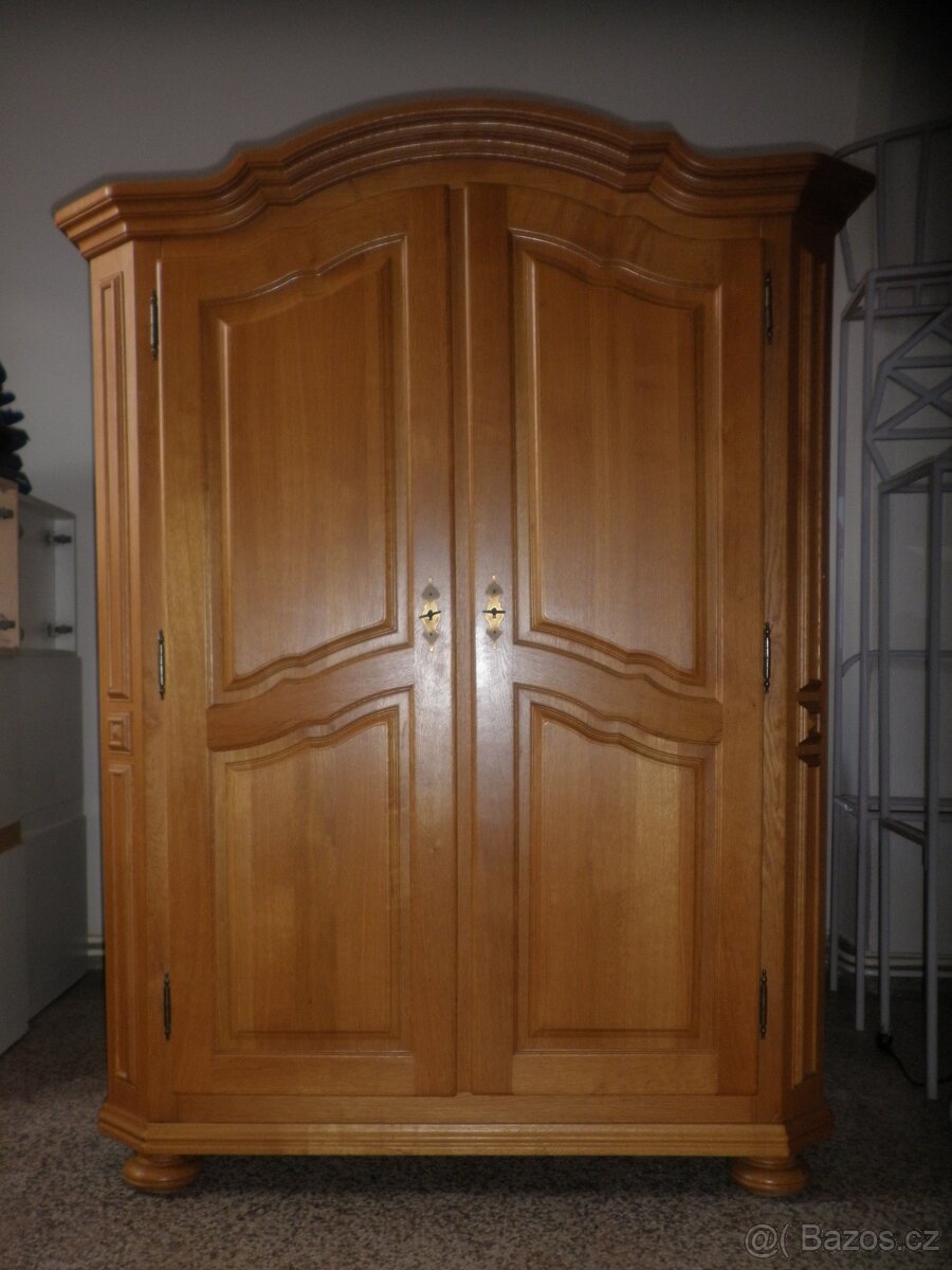 Světlá rustikální šatní skříň - 2