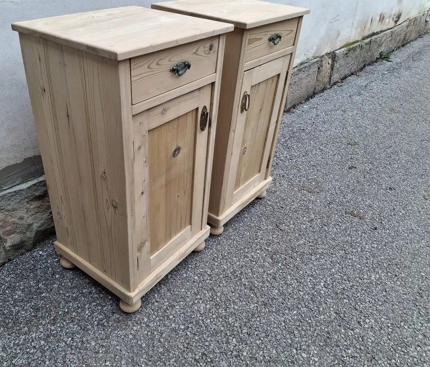 STAROŽITNÝ NOČNÍ STOLEK V PÁRU - 2