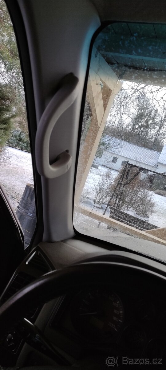 Mitsubishi Pajero přední madla nastupování - 2