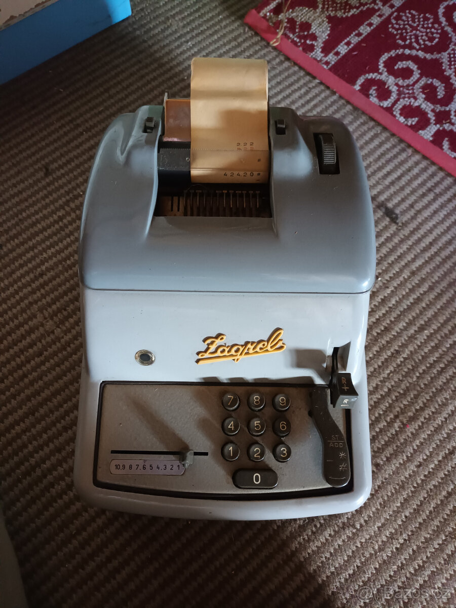 Starý Psací stroj a starý počítač - 2