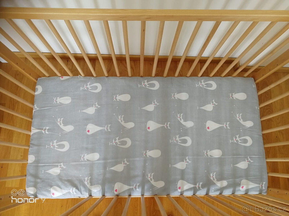 Dětská postýlka (možno na kolečkách) s matrací a mantinelem - 2