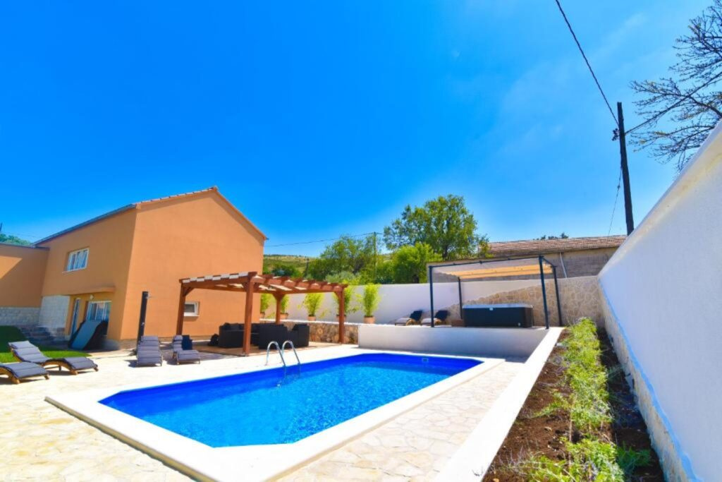 Chorvátsko-Krásny dom s veľkou záhradou, bazénom, saunou - 2