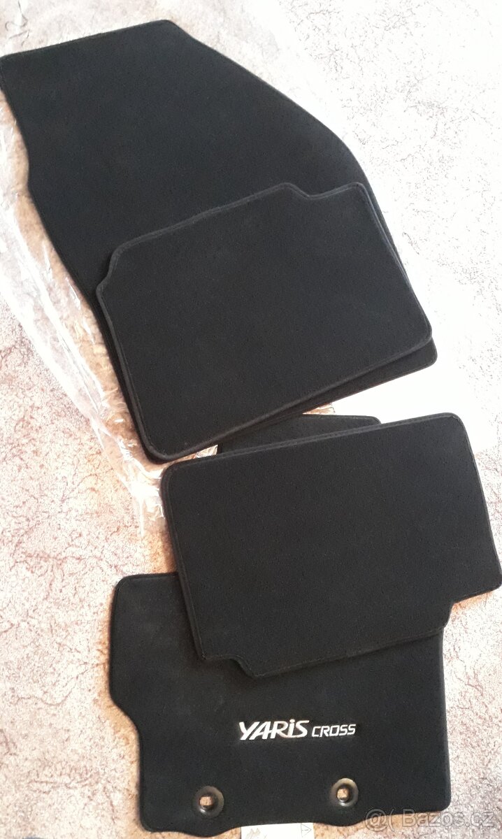 Toyota yaris cross textilní auto koberce . - 2