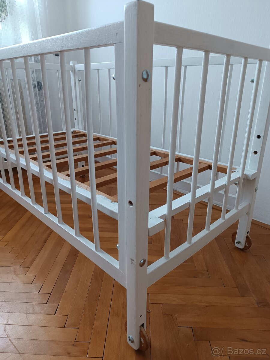 Stará dětská dřevěná postýlka na kolečkách - 2