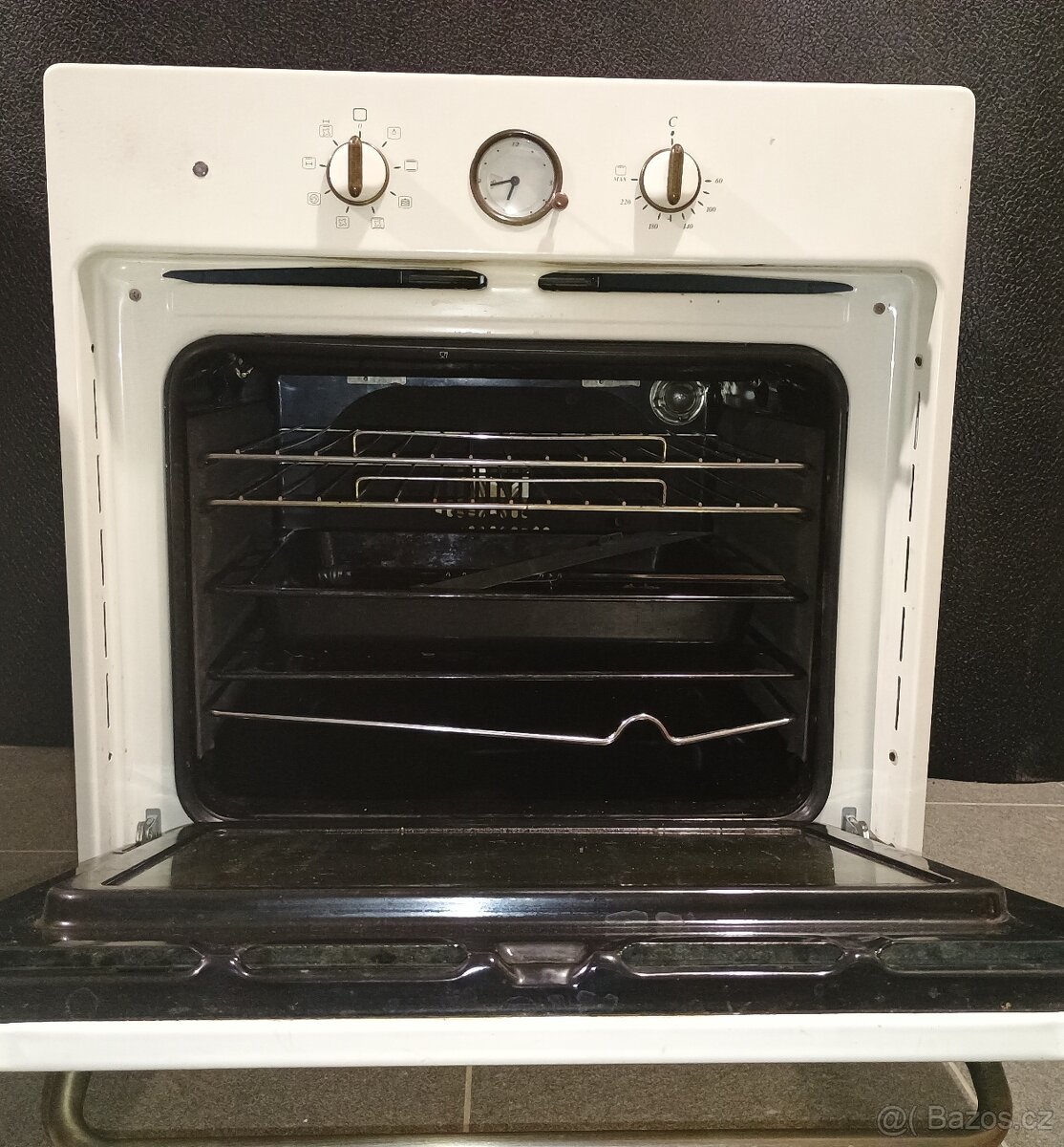 Trouba Hotpoint Ariston v rustikálním stylu - 2